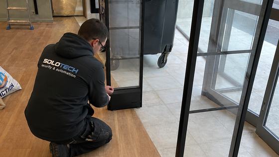 SoloTech-monteur plaatst een alarmpoort