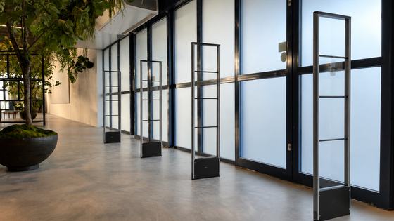 Alarmpoorten bij de entree van een winkel